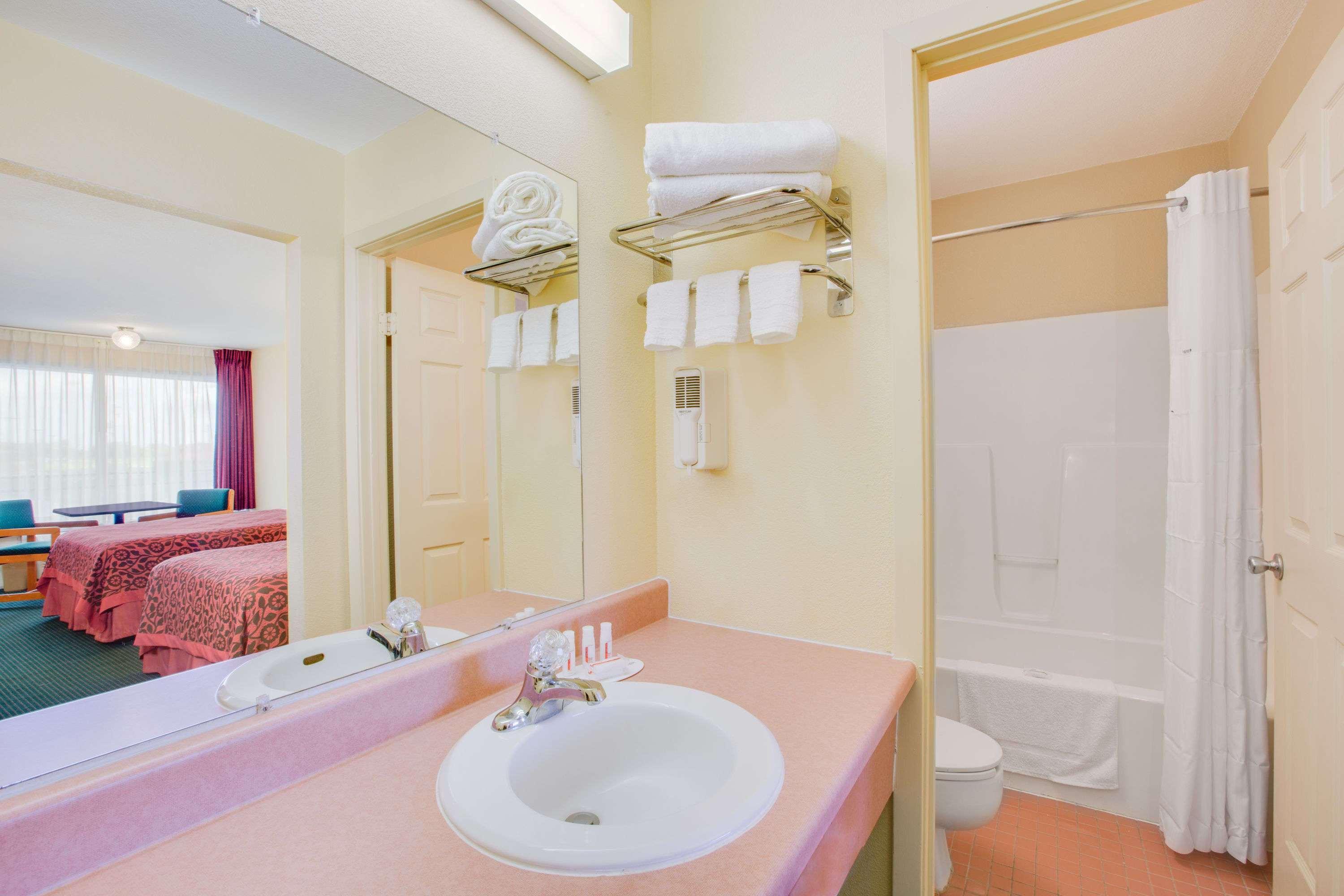 Days Inn By Wyndham Newport Ngoại thất bức ảnh